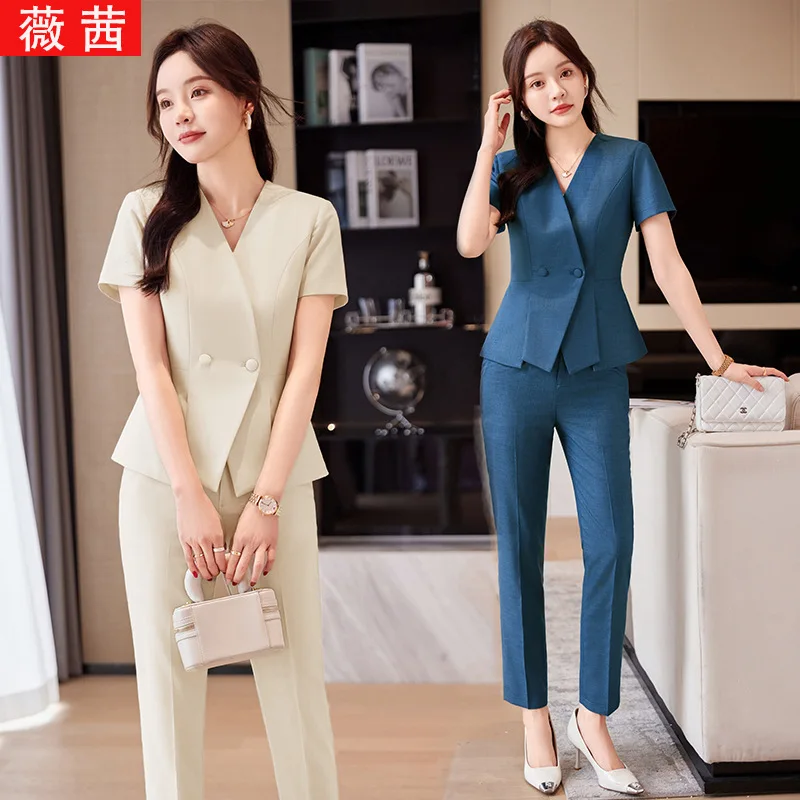 

Профессиональный женский костюм, летний фасон, подходит для косметологов, салонов красоты, ювелирных магазинов, ресепшн отелей и золотных салонов.