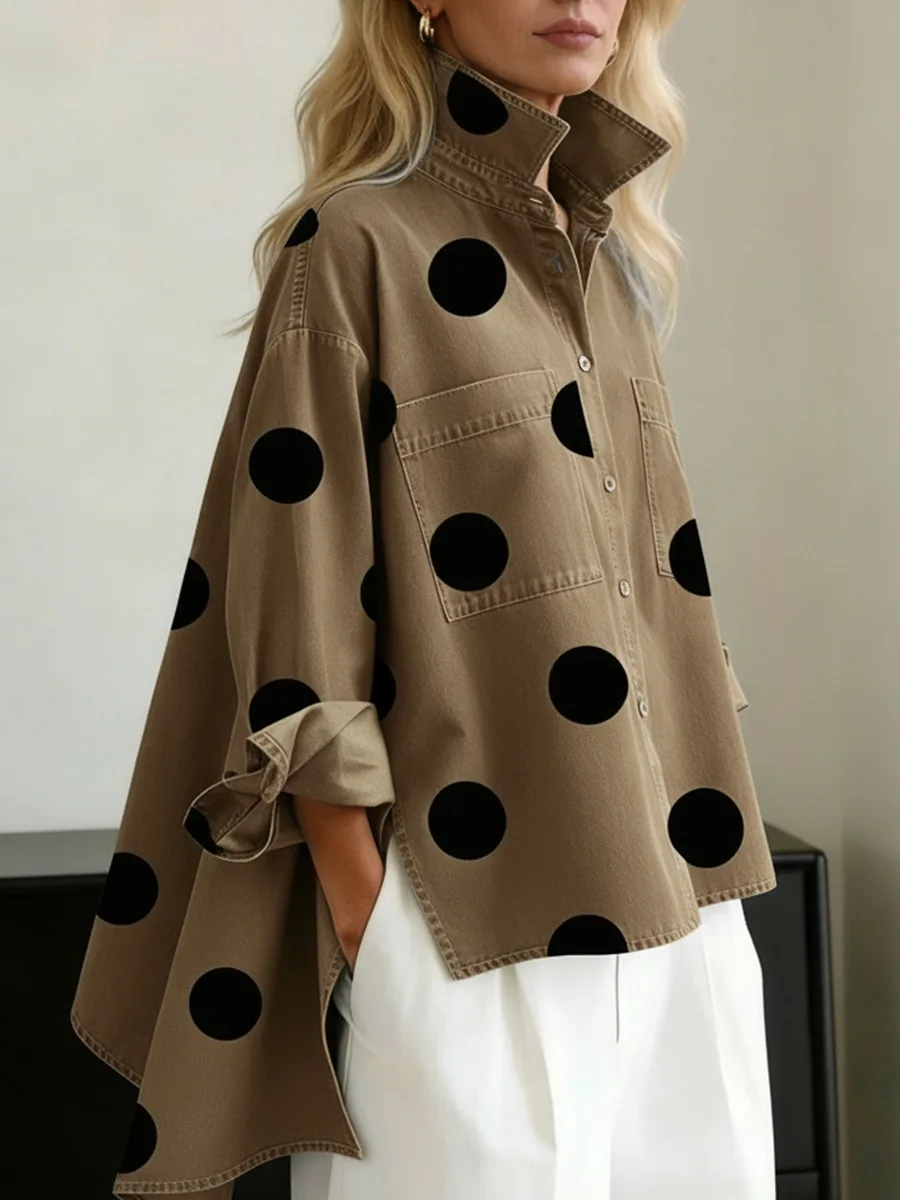 Camisa Casual con Estampado de Lunares y Volantes, Diseño Asimétrico con Parte Delantera Corta y Parte Trasera Larga, Cuello Alto, Estilo Denim para Mujer