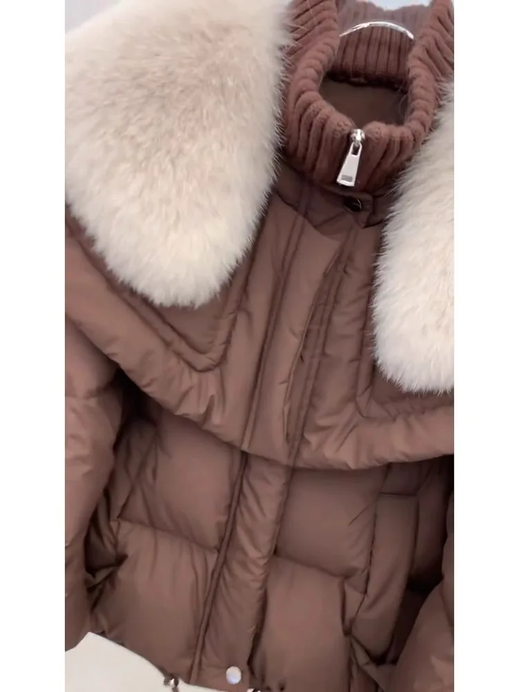 Kurtka zimowa damska z kołnierzem z futra, ocieplana puchem, idealna do dojazdów do pracy, wiatroodporna, z włókna poliestrowego, biała, z wypełnieniem z puchu.