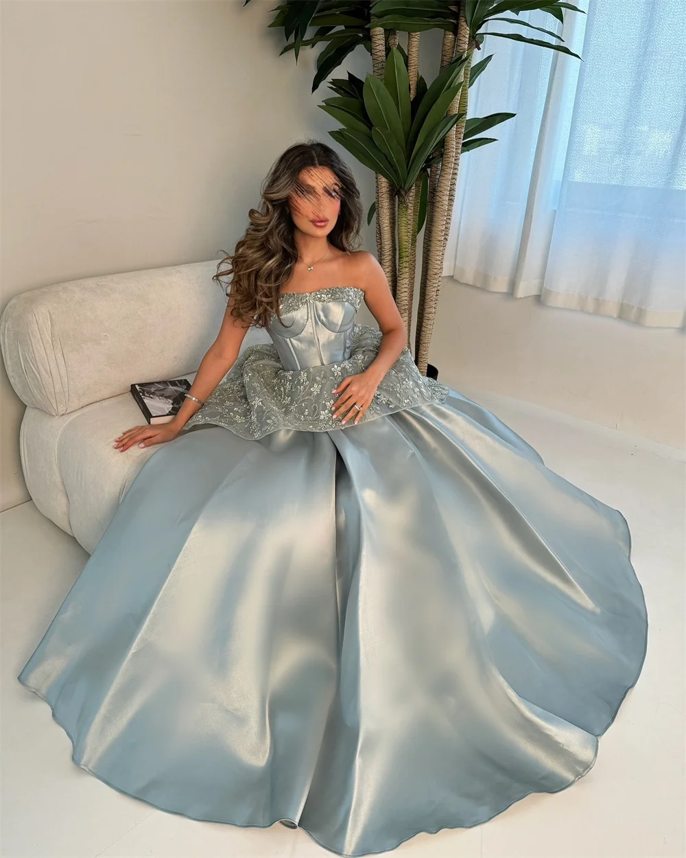 Abito da sera personalizzato Abito formale da ballo senza spalline Lunghezza pavimento Gonne con paillettes Drappeggiato con perline di tulle Senza