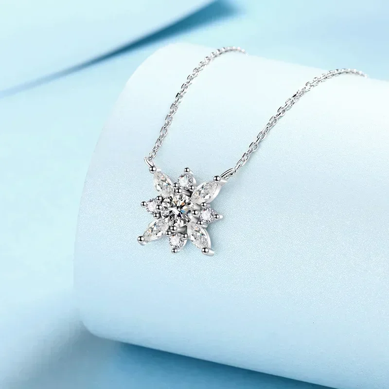 Exquisite Design 0.5ct Moissanite Snowflake Commuter Pendant Clavicle Chain, Luxury Platinum PT950 Necklace Ladys