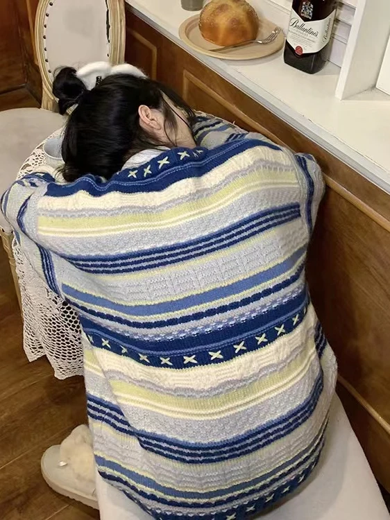 فضفاضة تناسب سترة مشغولة من الصوف المرأة مخطط نظام الغابات كسول Sle ربيع الخريف 2025 جديد وصول سترة صغيرة الحجم Jaet