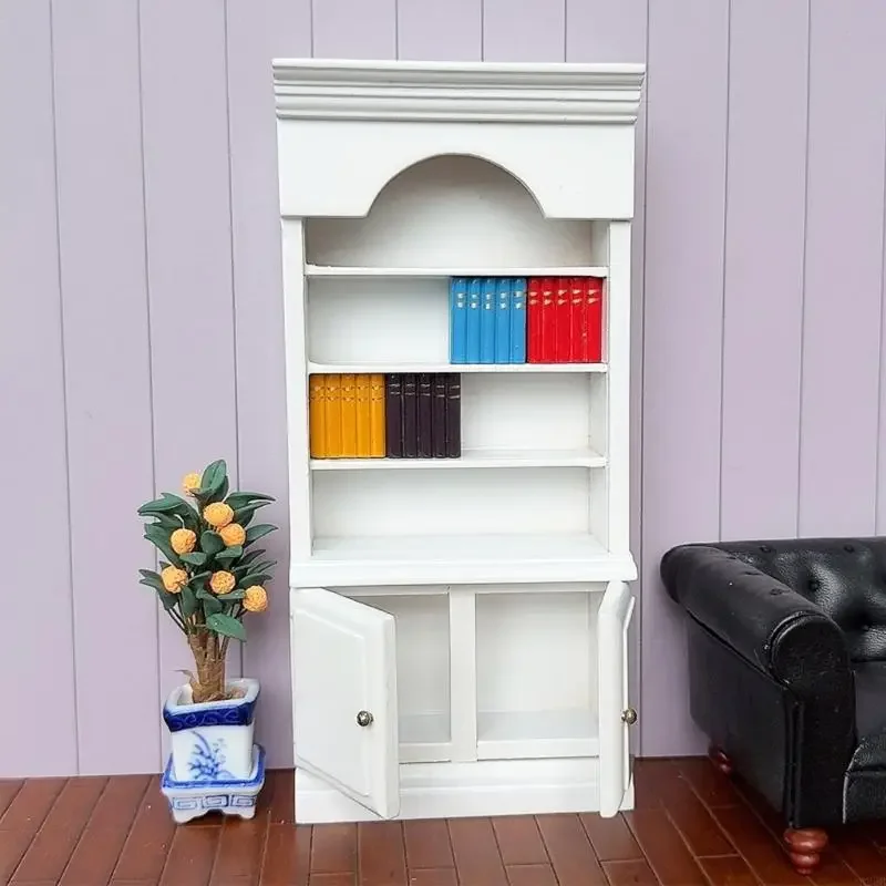 

Окрашенный в белый цвет деревянный кукольный домик, книжная полка, миниатюрная мебель с красочными книгами для миниатюрных 1/12,