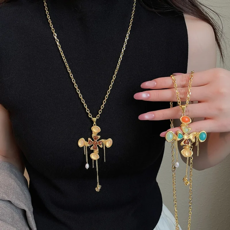 Collares con colgante de cruz de resina de colores mixtos estilo neogótico Minar, con perlas simuladas, para mujer, chokers de cadena en O de aleación de hierro chapado en oro.
