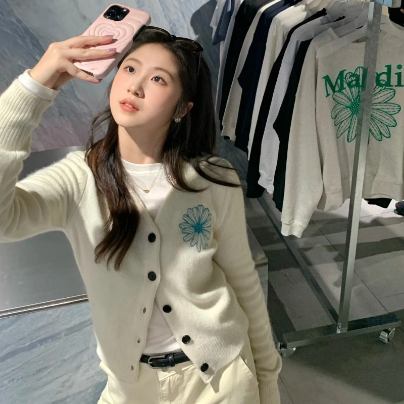 Women's Cardigan Daisy Embroidery V-Neck Long Sleeve Knit Cardigan for Autumn Winter Daily Outing and Travel