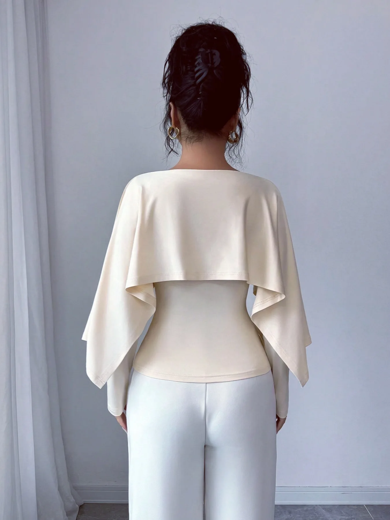 Elegante, schlanke, einfarbige Cape-Bluse für Damen, langärmelig, zweiteilig aussehend, figurbetont, schick, für Büro, Abend, Party, Dating, Alltag. – Detail 21