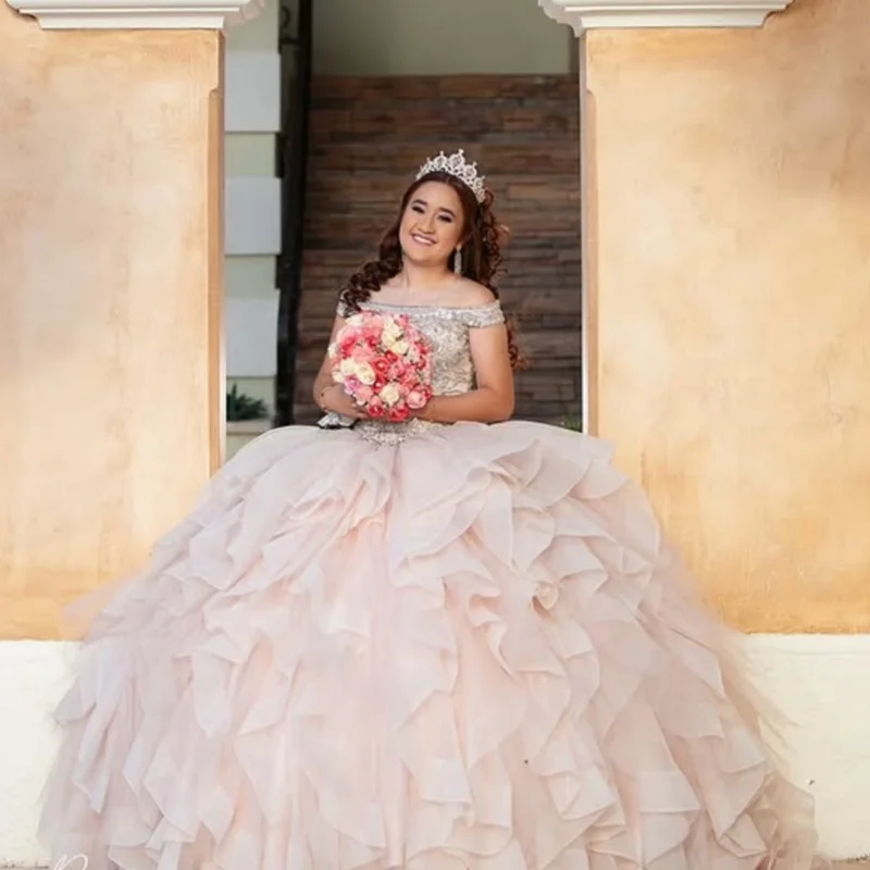 Vestido quinceanera rosa claro, ombro de fora, glitter, decalque, cauda, tull, renda, camadas, vestidos de 15 quinceanera ﻿ Personalizado