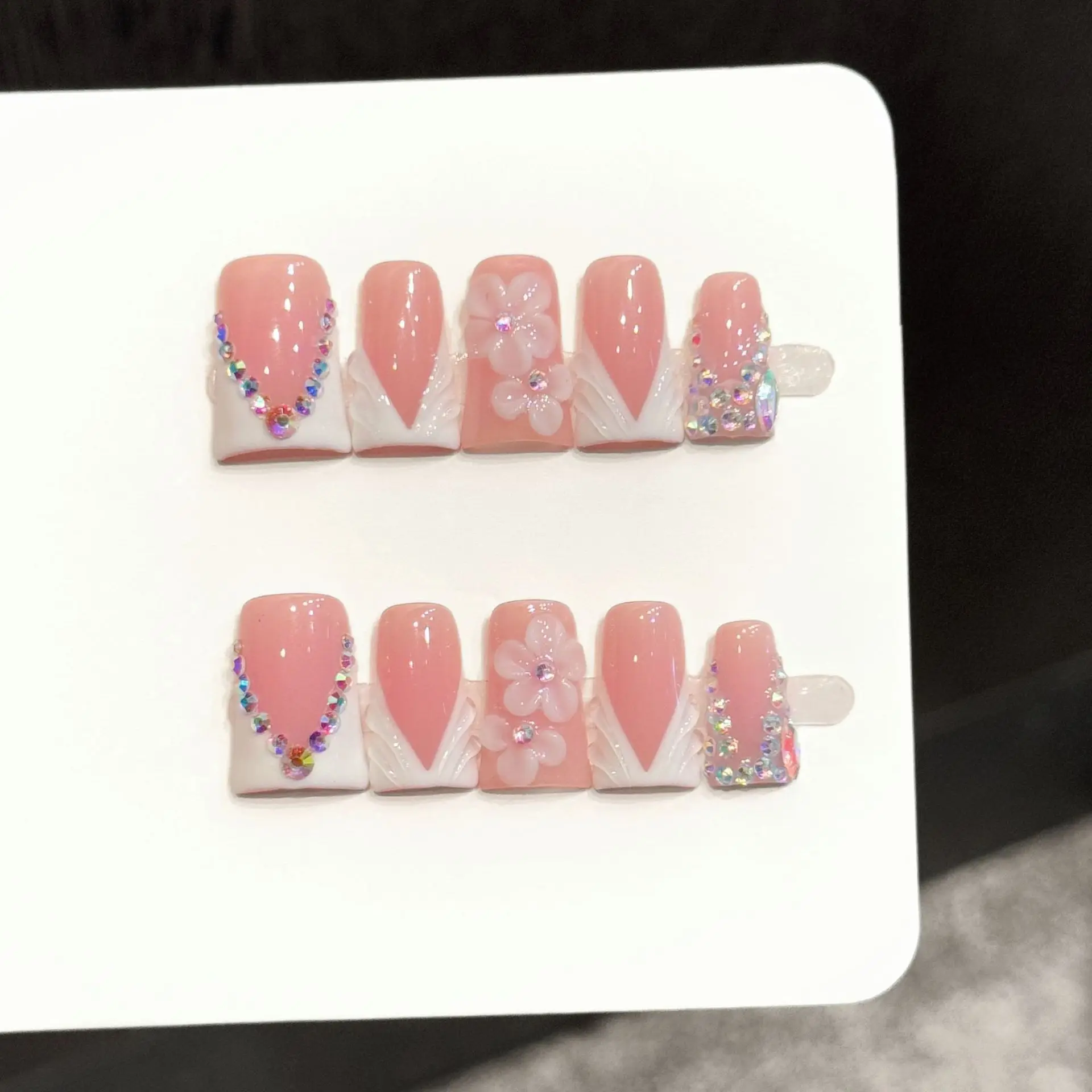 

10 шт. накладных ногтей ручной работы в форме утки, розово-белый контрастный френч, 3D цветы с цветными стразами, подходят для фестивалей и вечеринок.