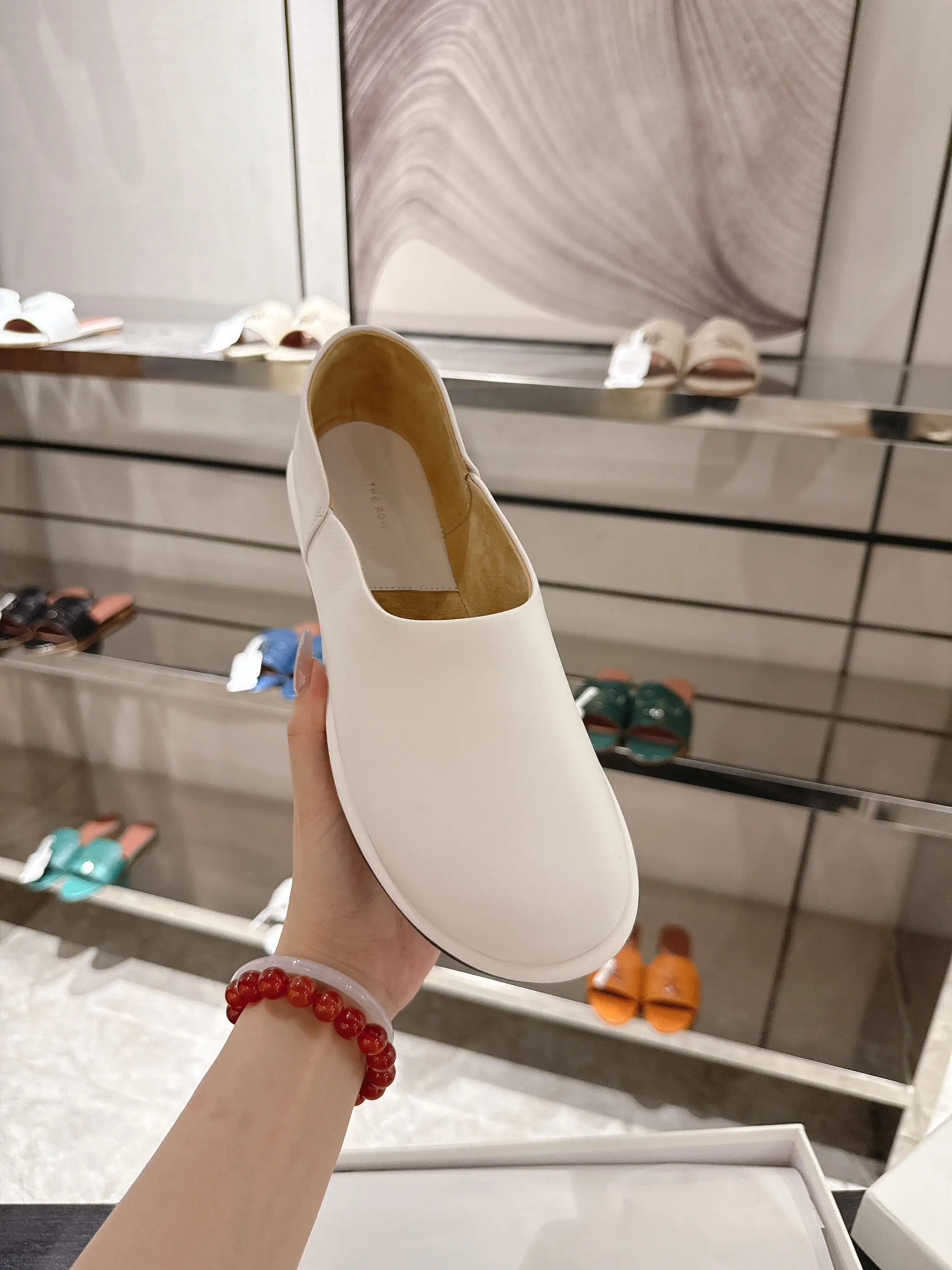 

Совершенно новая модель 2025 года доступна в мужских и женских версиих, обеспечивающая удобный, минималистский и повседневный стиль.