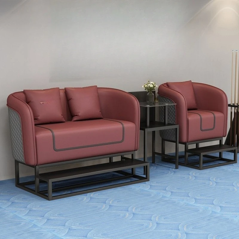 Sofá sofisticado na sala de bilhar, combinação de sofá na sala de xadrez e cartas