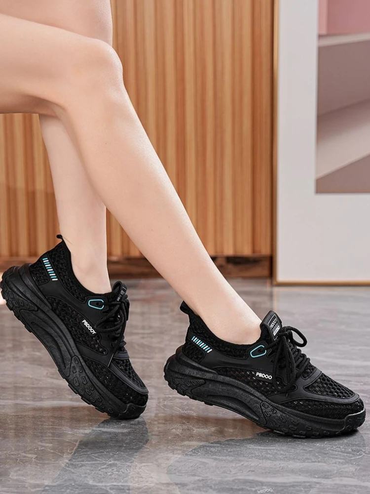 أحذية رياضية نسائية صيفية شبكية قابلة للتهوية على الطراز الكوري ونعل سميك قابلة للتنفس وأربطة أحذية منصة للارتداء اليومي غير الرسمي