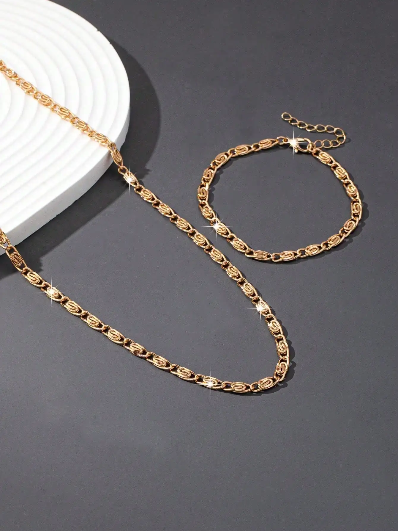 A Set of Sexy and Casual Women's Necklaces and Bracelets, a Fashionable and Versatile Women's Jewelry Set