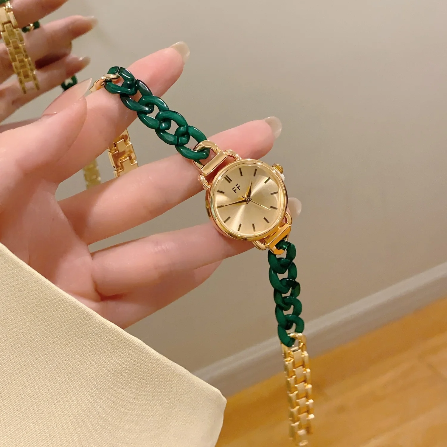 

Ladies Fashion Holiday Style Quartz Watch Colorful Acrylic Bracelet Band Women Watches Versatile Temperament Wristwatch Reloj