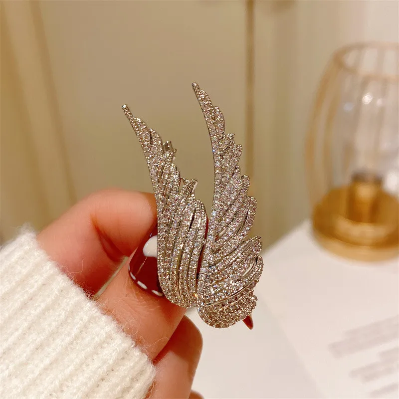 CC Luxury Brooch Sparkly White Zirconia Wing Shape Scarf Clasp High-end Coat Pins Silver Color Korea Style Trendy Brooches B67