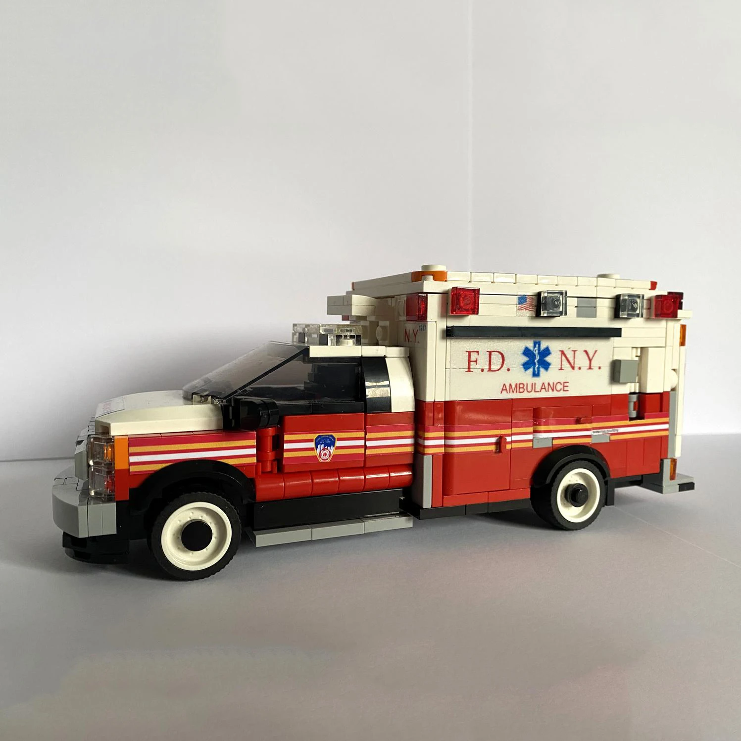 Paladeer 728 Teile New York City Krankenwagen Kreative Aufkleber Individuell Zusammengebaute Bausteine Lehrreiches Modellspielzeug Geschenk für Feiertage – Detail 2