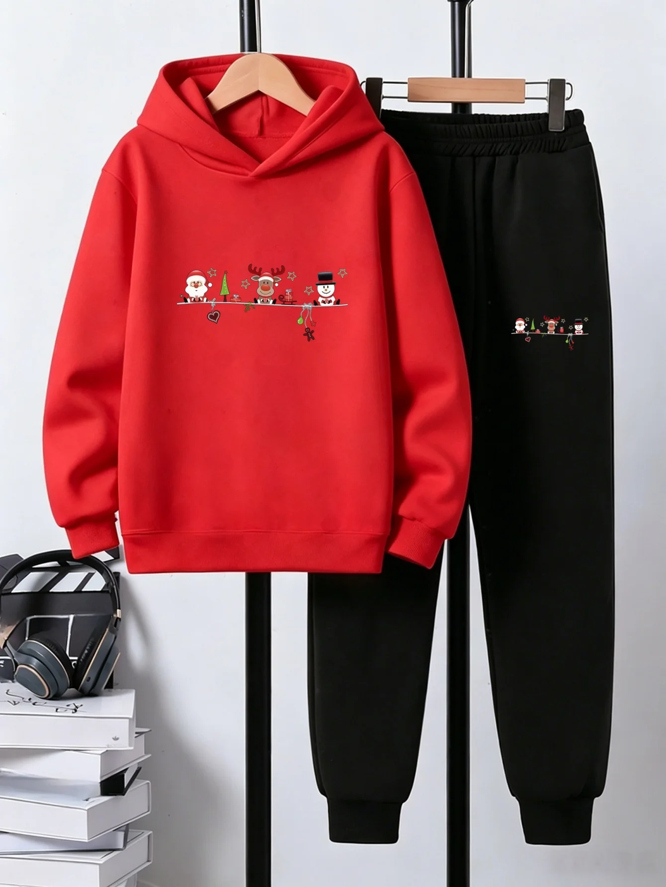 New autumn/winter Christmas-themed tracksuit for boyshoodedsweatshirt + black track pantsA cuteandplayfultwo-piece set for kids.