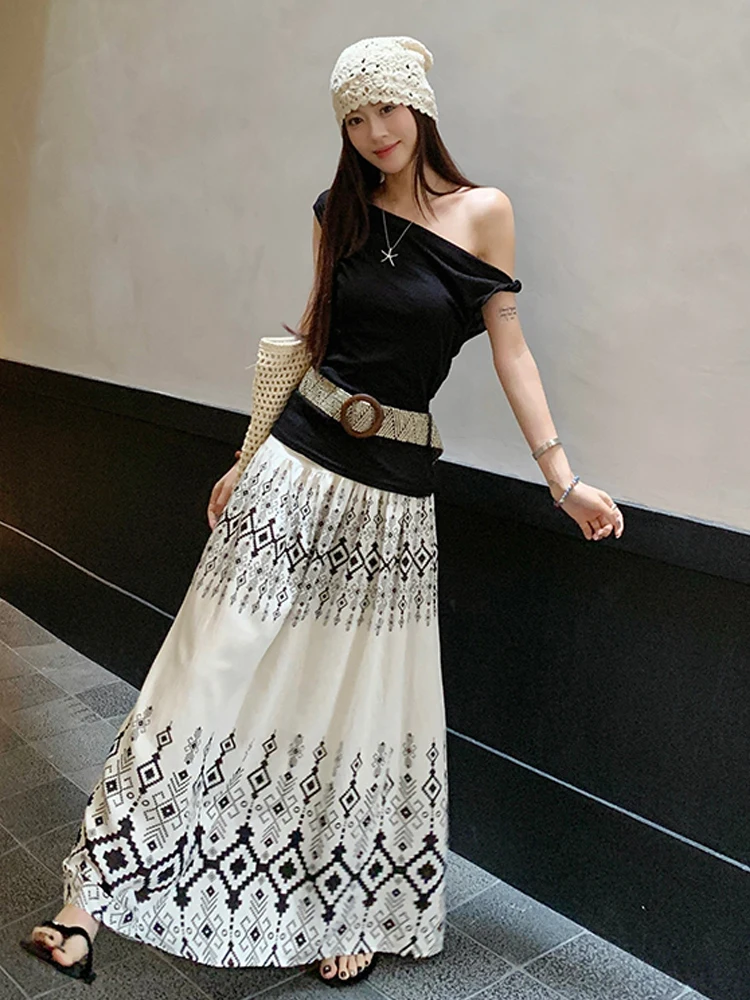 

Design sense solid color off shoulder short sleeved T-shirt women's summer niche slim print with belt skirt two-piece set
