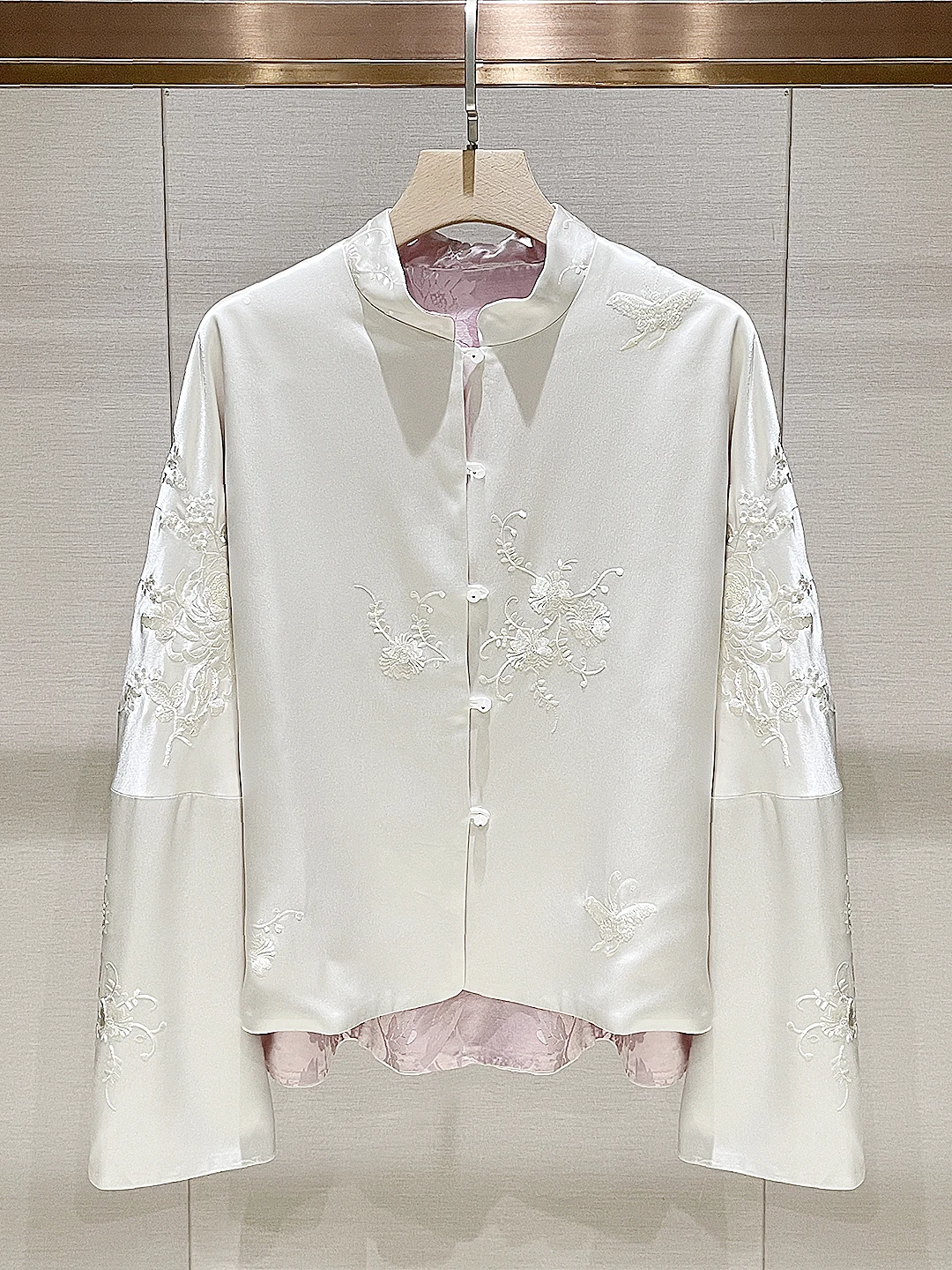 

Новый китайский женский тюнет с вышивкой, повседневный воротник-стойка, свободный крой, осень 2025 г., модный дизайн с одной пуговицей