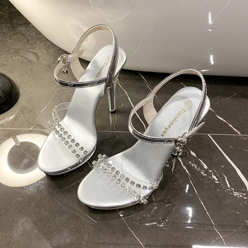 

Женские сандалии со стразами, пикантные вечерние свадебные сандалии из ПВХ на прозрачном каблуке, блестящие серебряные туфли на высоком каблуке из плексигласа на шпильке 12 см