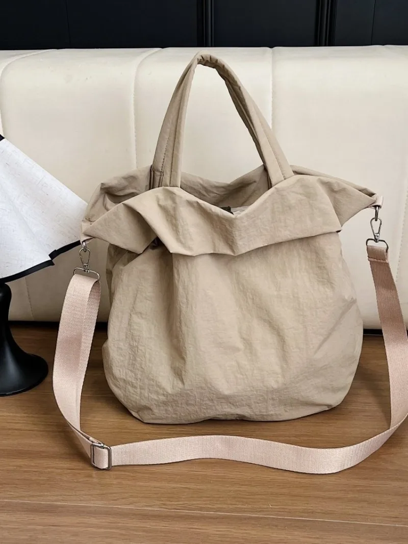 CEEKAY Mattschwarze, gekräuselte Nylon-Umhängetasche, übergroße, weiche Umhängetasche mit einfacher Überschlagöffnung, breiter, verstellbarer Stoffriemen, lässige Handtasche – Detail 11
