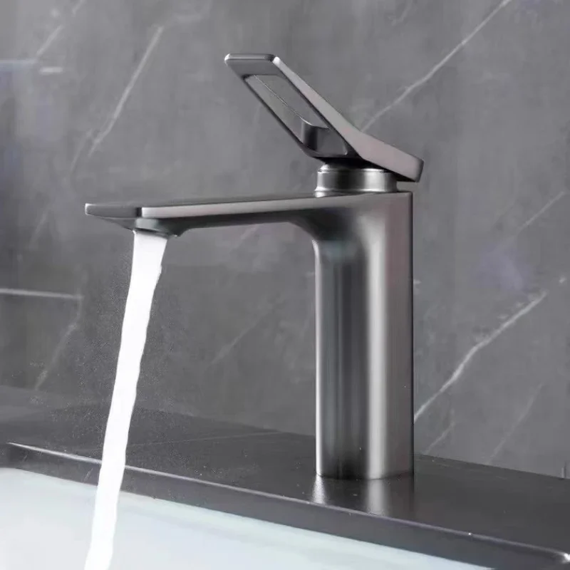 rubinetto-lavabo-bagno-mobiletto-lavabo-lavabo-bancone-rubinetto-acqua-calda-e-fredda