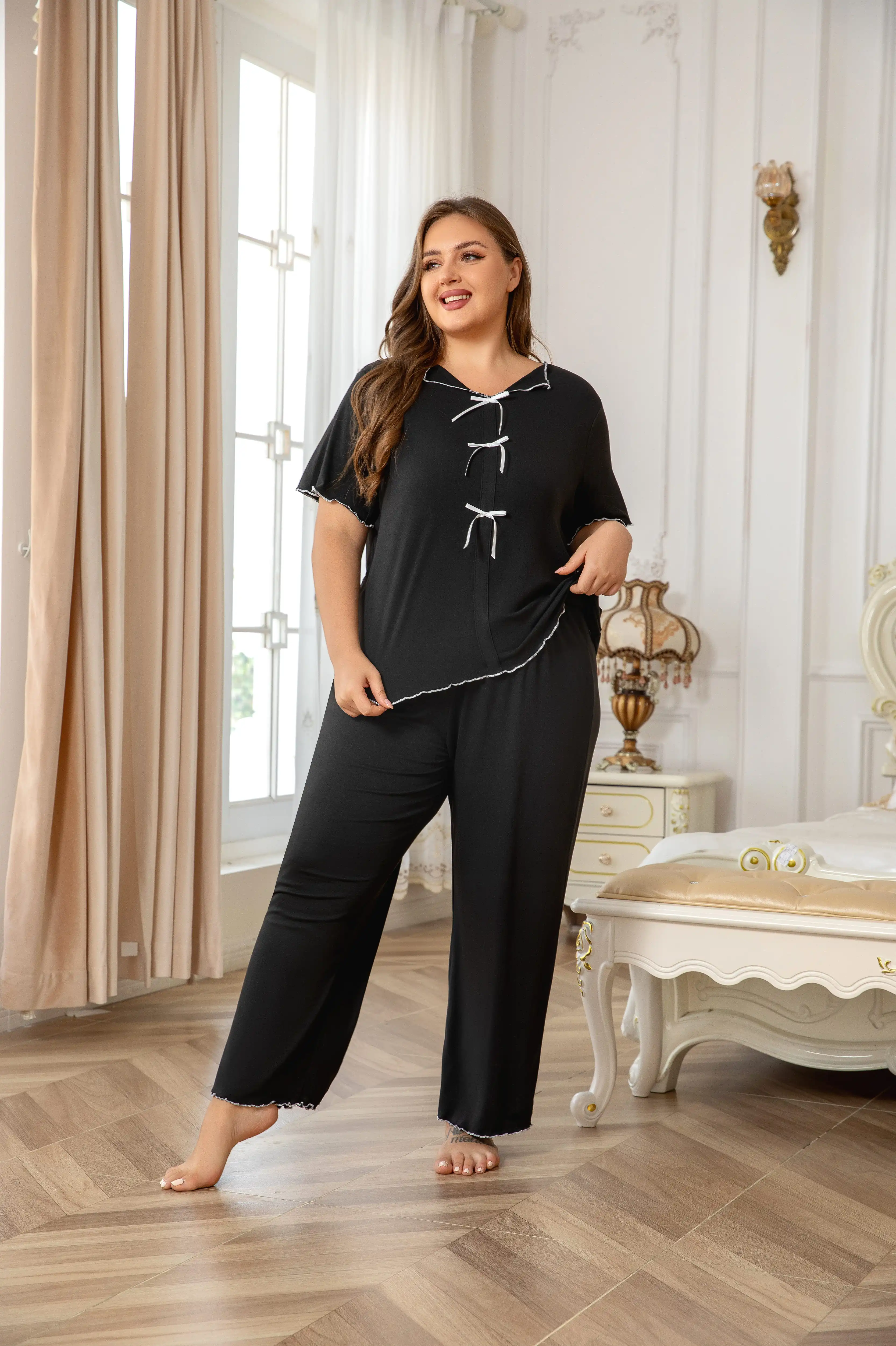 Plus-size women\'s casual bow Detail Black short-sleeved pant pajama set - the ideal combination of comfort and fashion