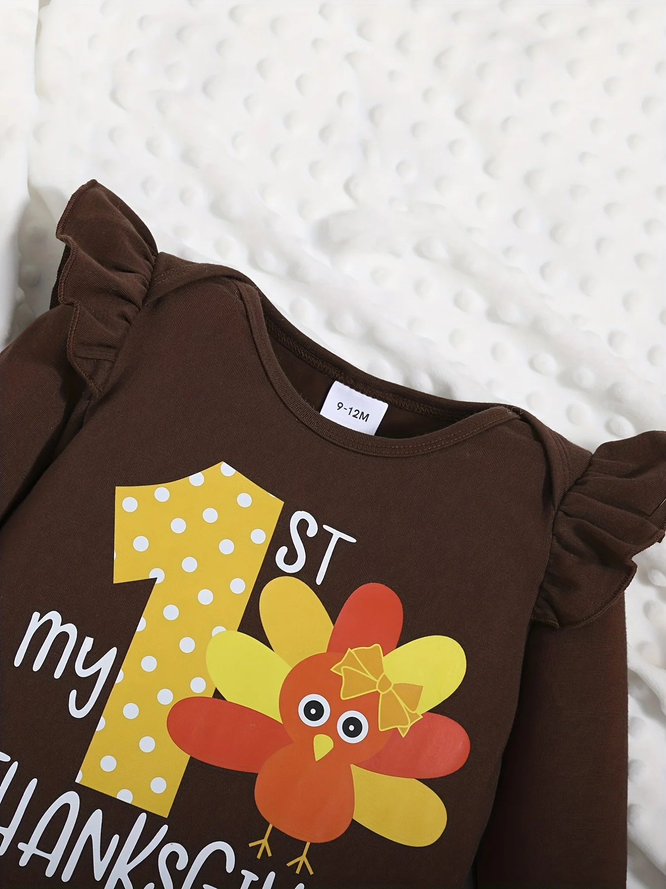 Baby-Thanksgiving-Dreiteiler-Set: Dunkelbraun-schwarzer Langarm-Body mit orangefarbener gepunkteter Schleifenhose und passendem gepunktetem Hut. – Detail 3