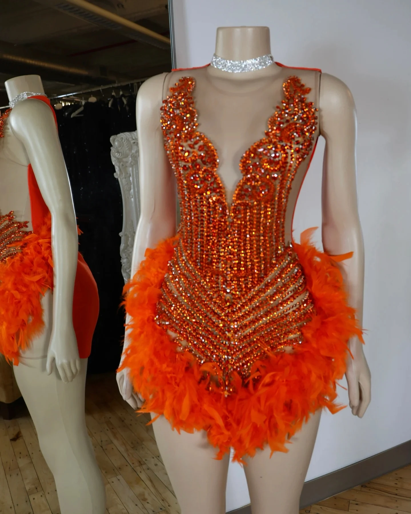 Abiti da ballo corti arancioni per ragazze nere Abiti da festa di compleanno afroamericani con perline di piume Abiti da cocktail per ritorno a casa