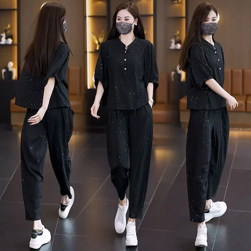 

Модный повседневный женский комплект Лето 2026: Свободные блестящие брюки-харлан с эффектом омоложения и рубашка, комплект из двух предметов, брюки с высокой талией, длинные брюки