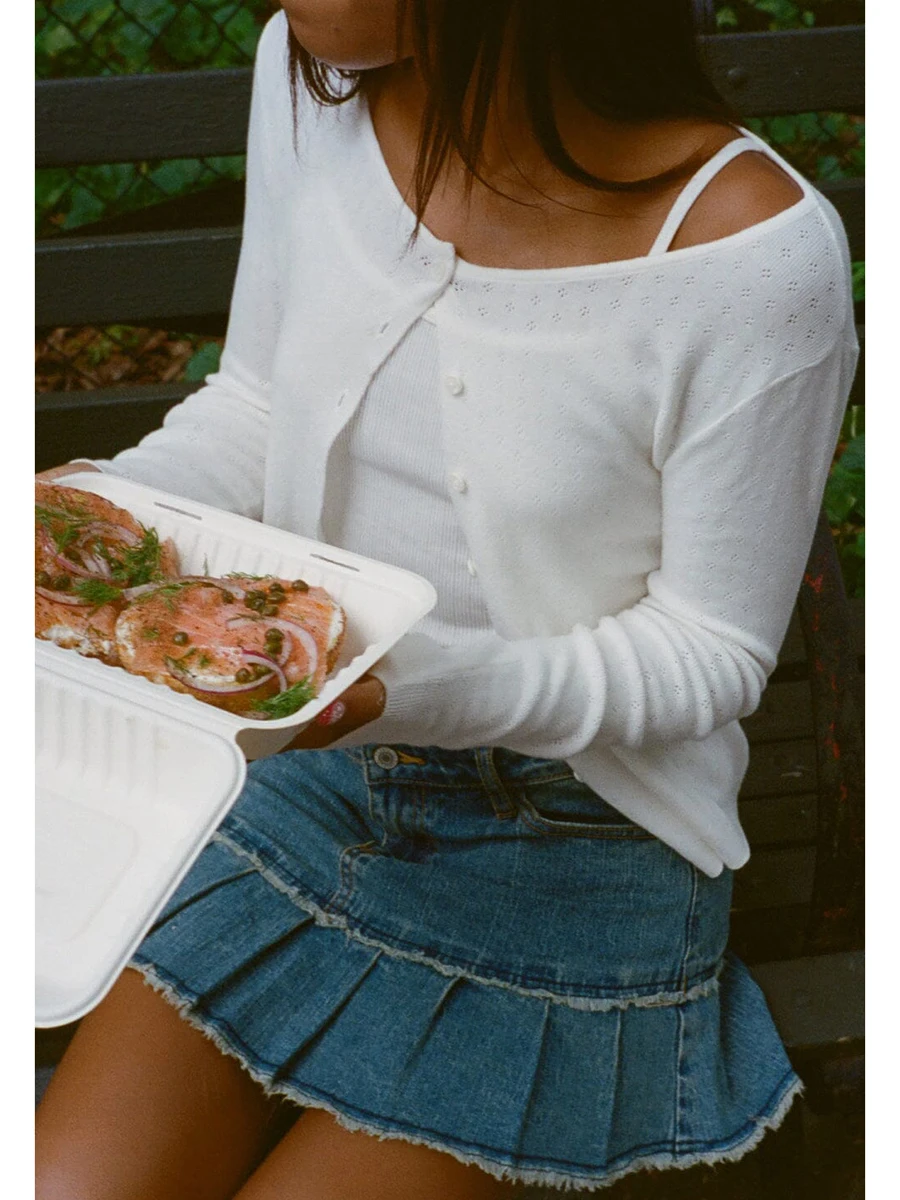 เสื้อคาร์ดิแกนถักตาข่ายสีขาวสำหรับผู้หญิง ฤดูใบไม้ร่วง คอวี ติดกระดุมแถวเดียว ผ้าฝ้ายถัก สไตล์หวาน เรียบง่าย สไตล์พรีปปี้ เสื้อสเวตเตอร์ Y2k