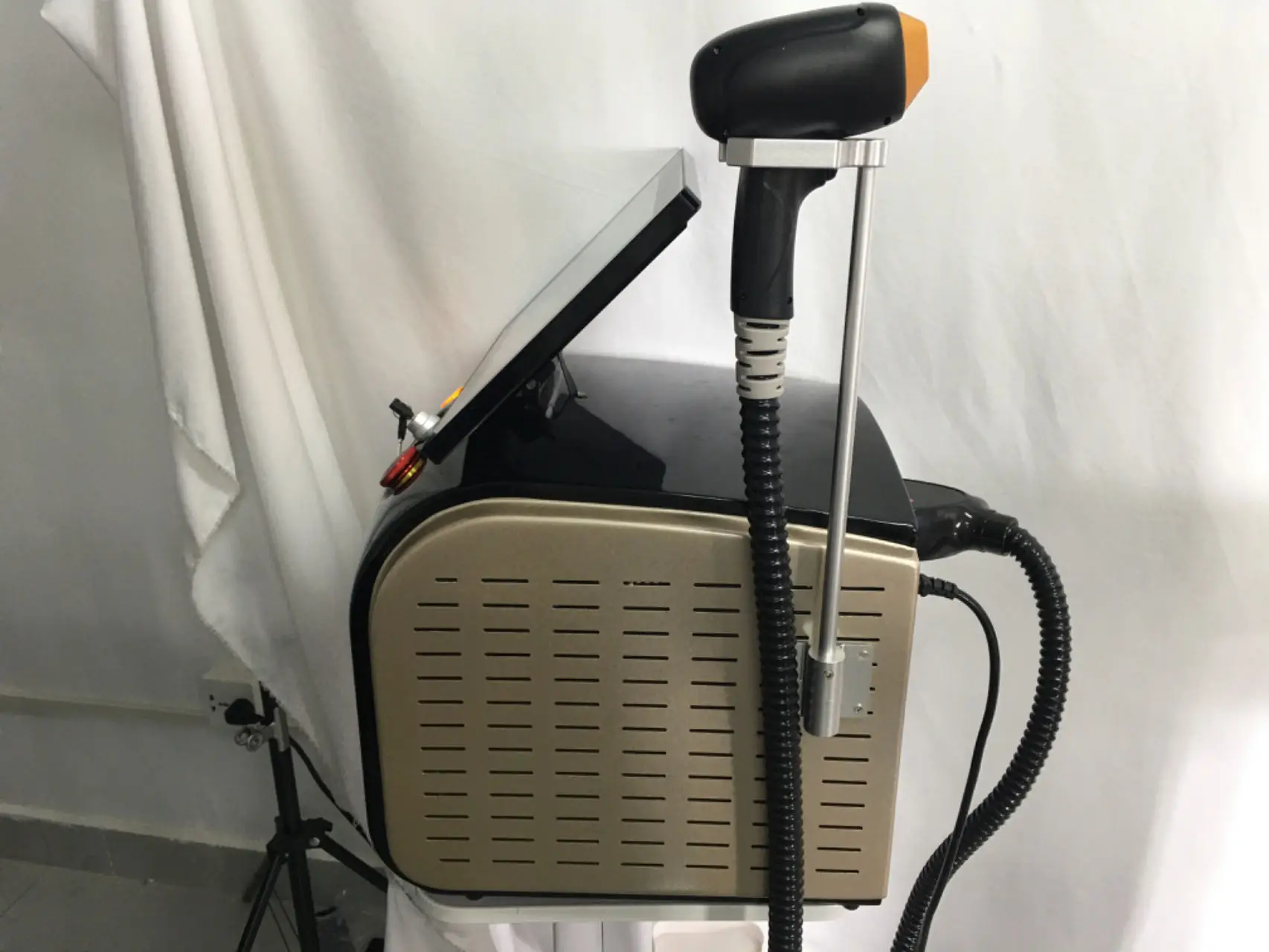 Tragbare 808 nm 2-in-1-Diodenlaser-Gefrierpunkt mit Pikosekunden und drei Wellenlängen, schmerzlose dauerhafte Haarentfernungsmaschine