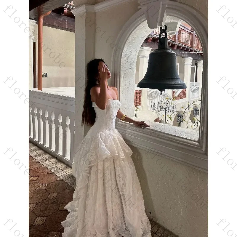 Customized White Elegant Strapless Wedding Dresses Exquisite Sleeveless Layered Hem Lace A-Line Princess Bridal Dress for 2026