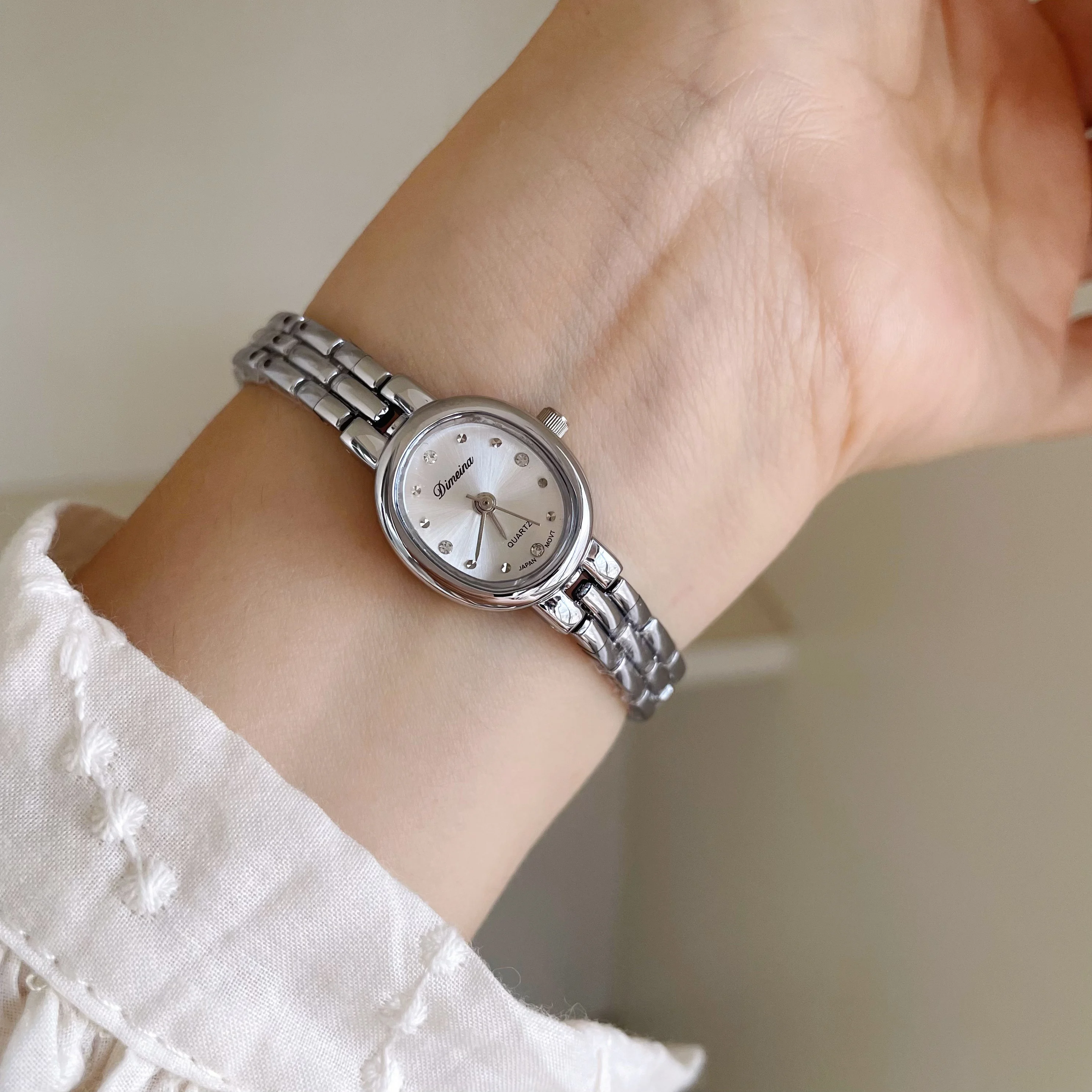 ساعة ذهبية صغيرة مع قرص بيضاوي صغير طراز عتيق ساعة نسائية رائعة ساعة كوارتز عصرية ساعة يد فاخرة عالية الجودة