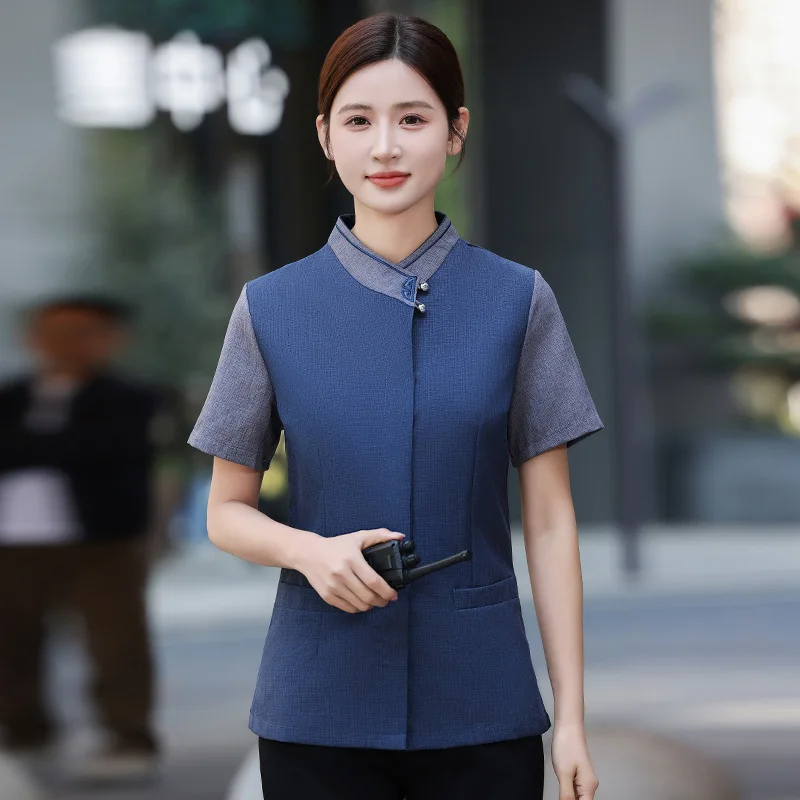 

Летняя рабочая одежда с короткими рукавами для персонала гостиниц и работников по обслуживанию недвижимости. Футболка.