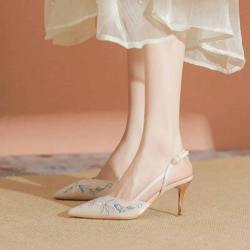 

Лето 2026, женские белые/абрикосовые туфли на каблуке с вышивкой в китайском стиле, с острым носком, с открытой пяткой, Cheongsam, вечерние свадебные модельные туфли Q-790