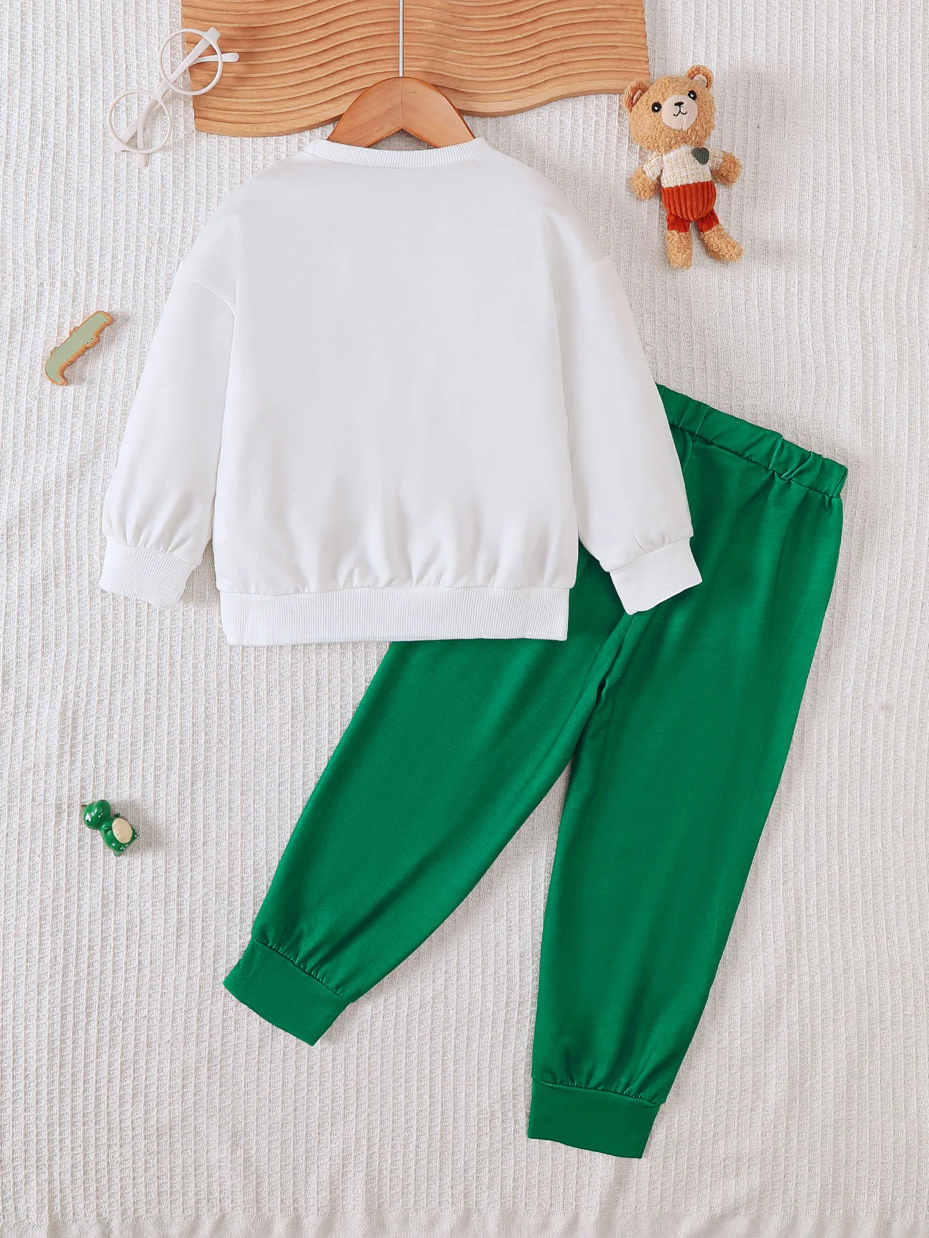 2-Piece Set of Children's Autumn Trendy Sweatshirt Set for Boys and Girls, Bear Print Sweatshirt Set for 4-7 Years Old Children, Spring and Autumn Long-Sleeve Crew Neck Top, Green Jogger Pants Two-Piece Set, Casual Children's Sports Outdoor Wear