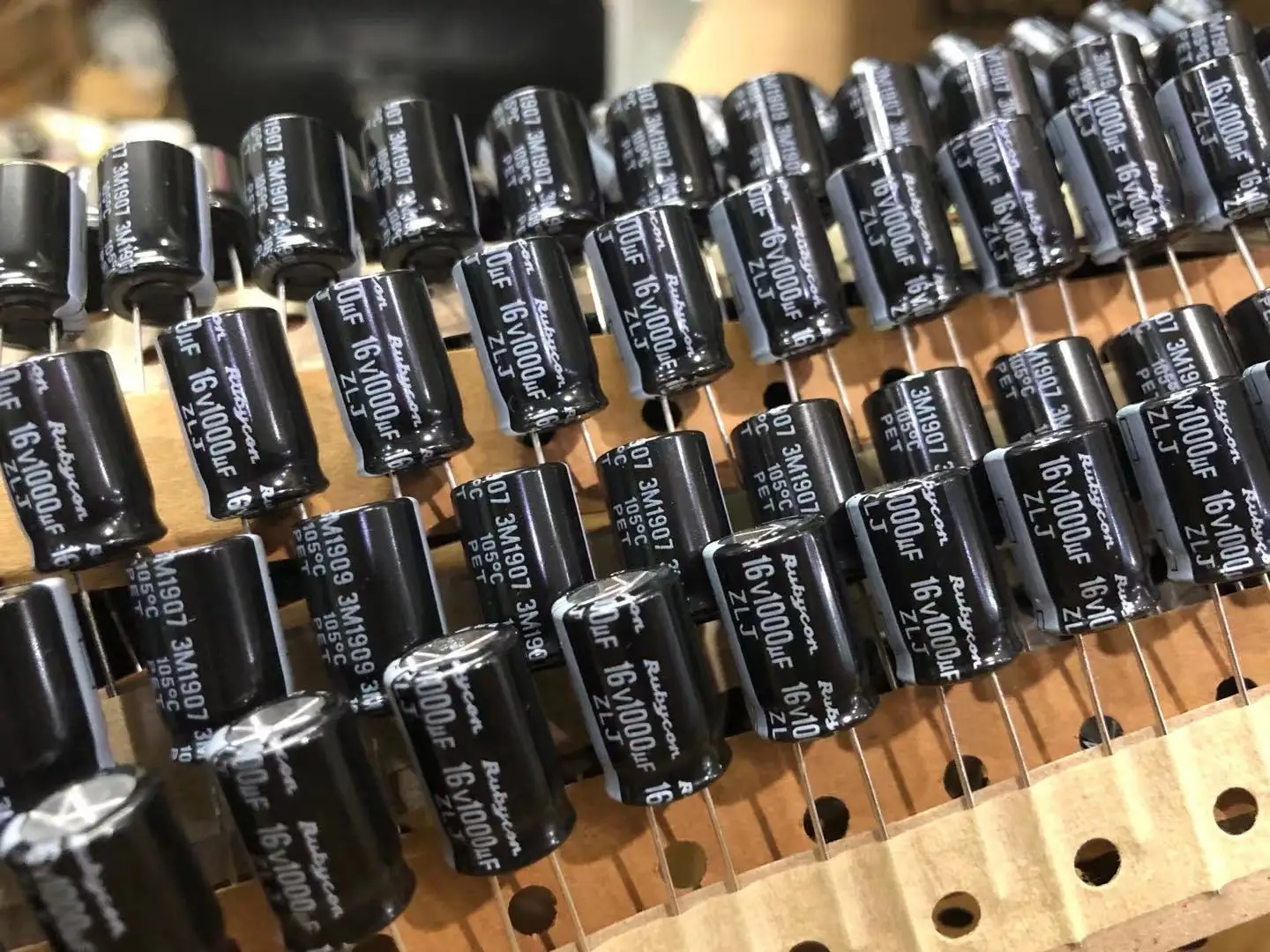 Bolsa Japão Rubycon Capacitor de Alta Frequência de Baixa Impedância, Série ZLJ, 16V, 1000UF, 10x16, 10Pcs