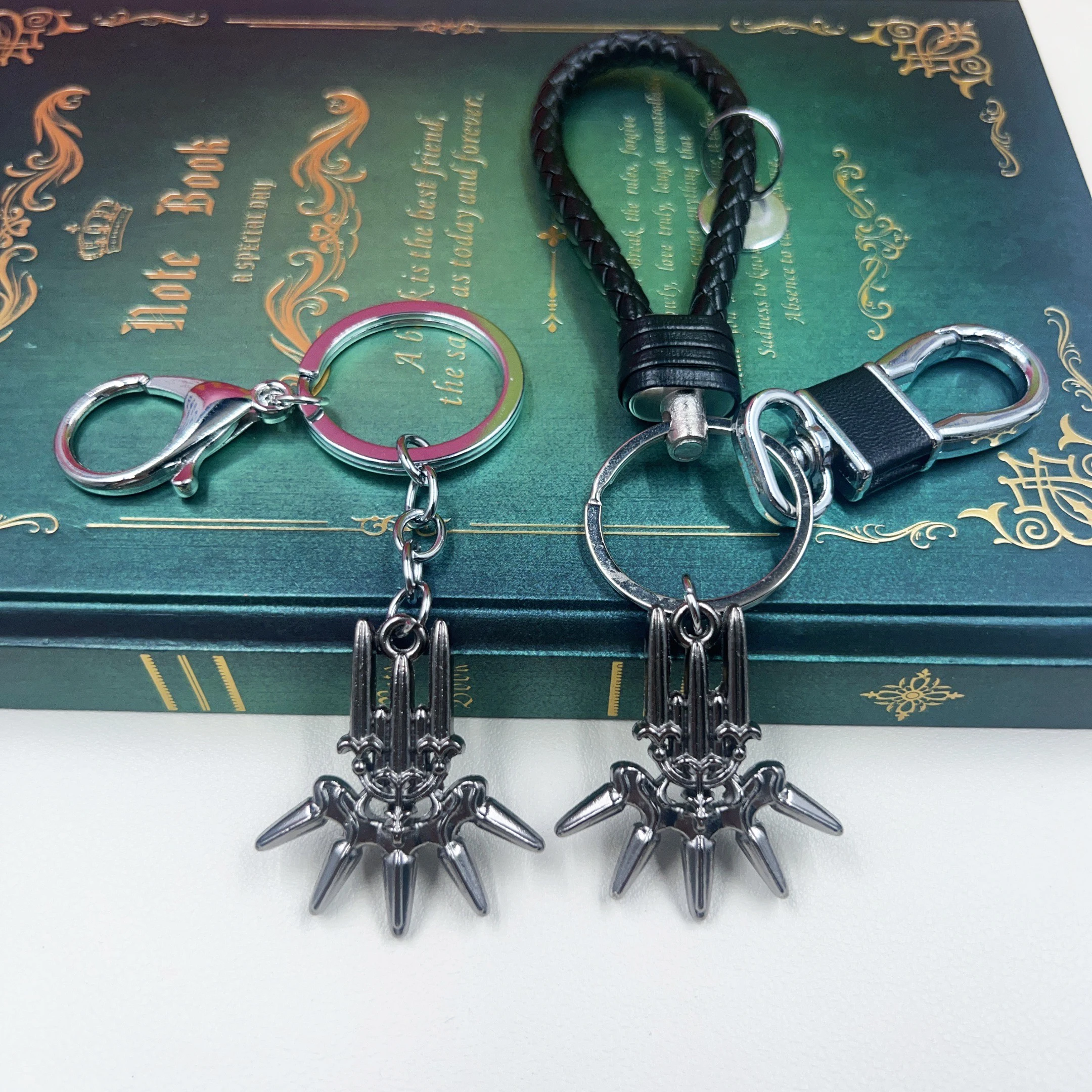 18cm Double Sword Keychain NieR:Automata YoRHa No. 2 Type B Game Peripherals Wihte and Black Sword Model Showpiece Keychain Gift