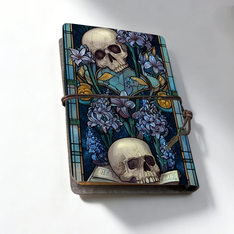 Gotisches Totenkopf-Notizbuch mit Buntglas-Effekt, Dark Academia Blumen-Notizbuch, Hexen-Grimoire-Tagebuch, Vintage Nachfüllbares Leder-Notizbuch als Geschenk – Detail 4