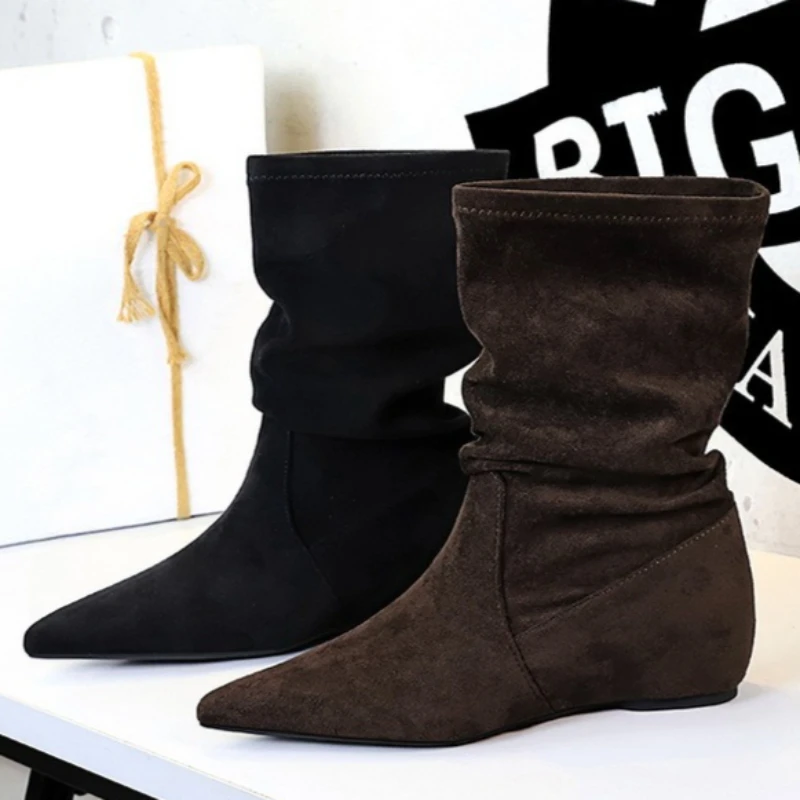 

Женская обувь, новинка 2026, осенние лаконичные замшевые женские ботинки без шнуровки в стиле ретро, короткие сапоги средней длины на низком каблуке с острым носком