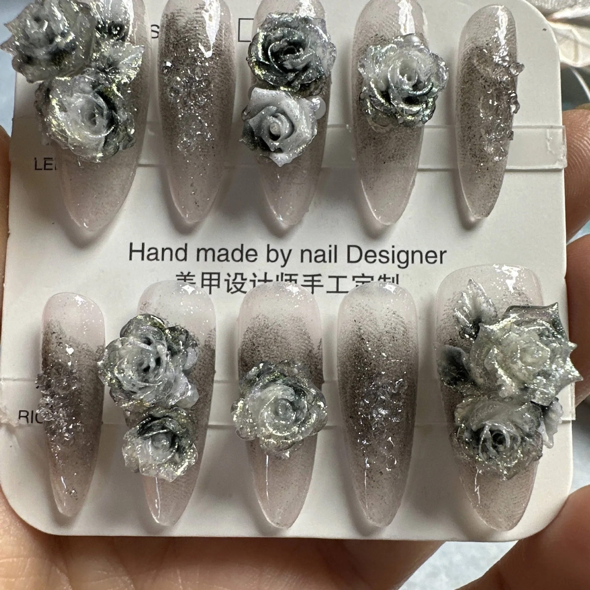 

Серый цветочный пресс ручной работы - на ногтях 3D Смола Розы Блестящая отделка Основа из АБС-пластика Элегантный шик для вечерних мероприятий Ежедневное использование