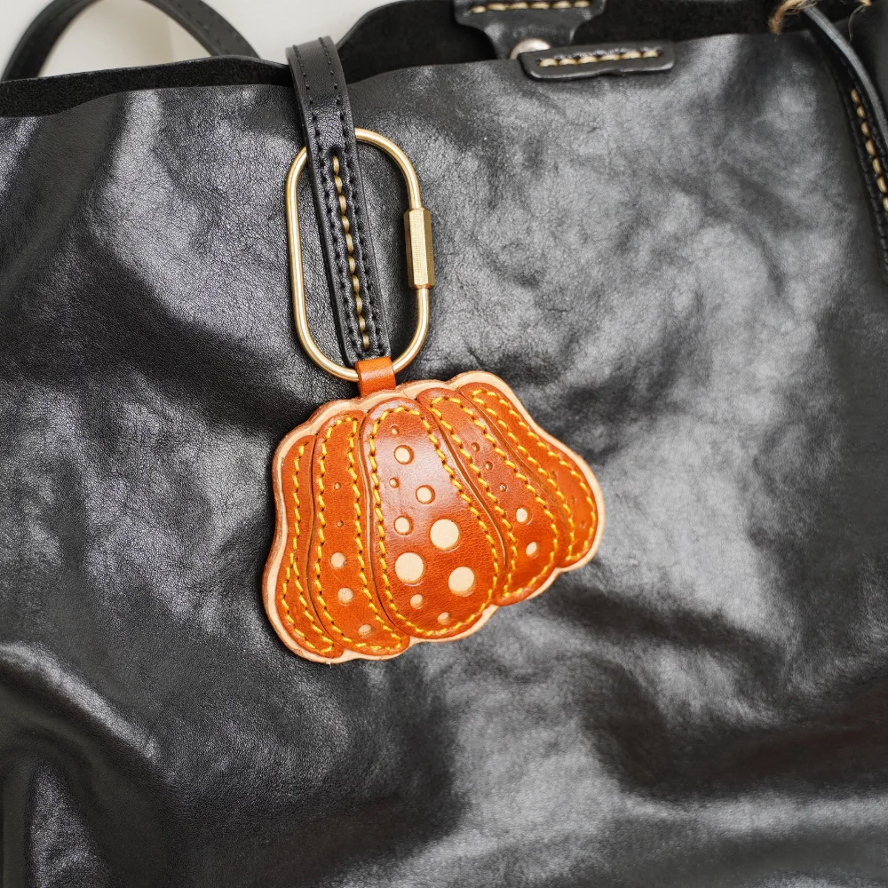 

Брелок-подвеска для ключей из натуральной кожи с узором в горошек, в форме тыквы, ручной работы, оригинальный, нишевый, модный подарок