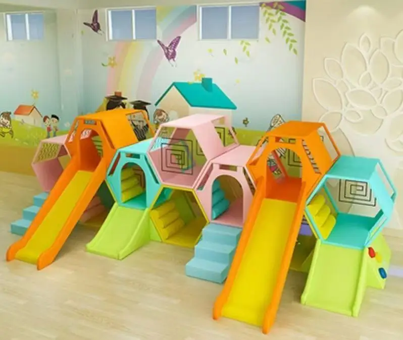 Parque infantil interior pequeño más vendido con tobogán de madera y área de juegos para niños, sala de juegos con piscina de bolas