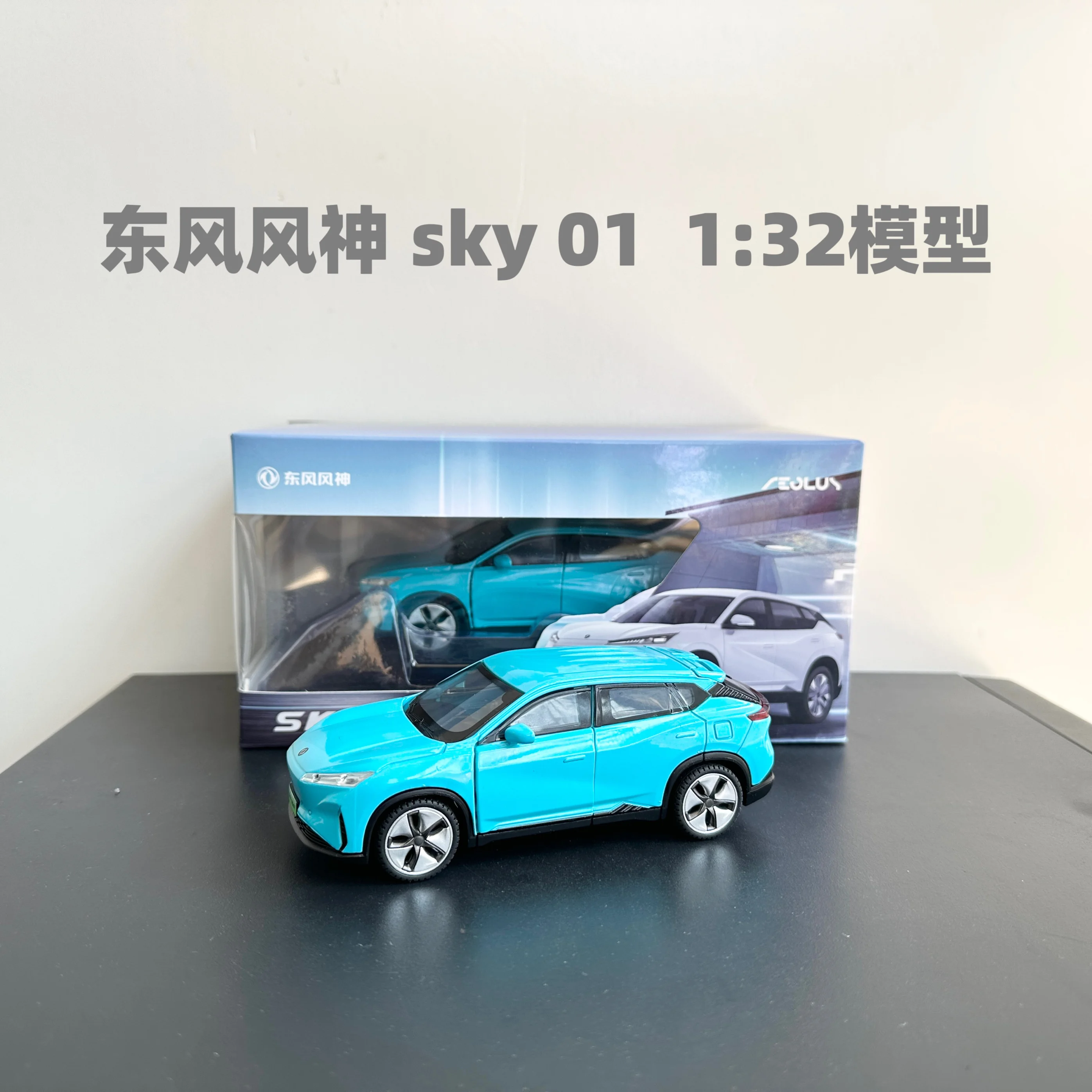 Dongfeng Fengshen Sky 01 Azul 1:32 Modelo de coche de simulación de aleación, adorno de colección de 2 puertas extraíble