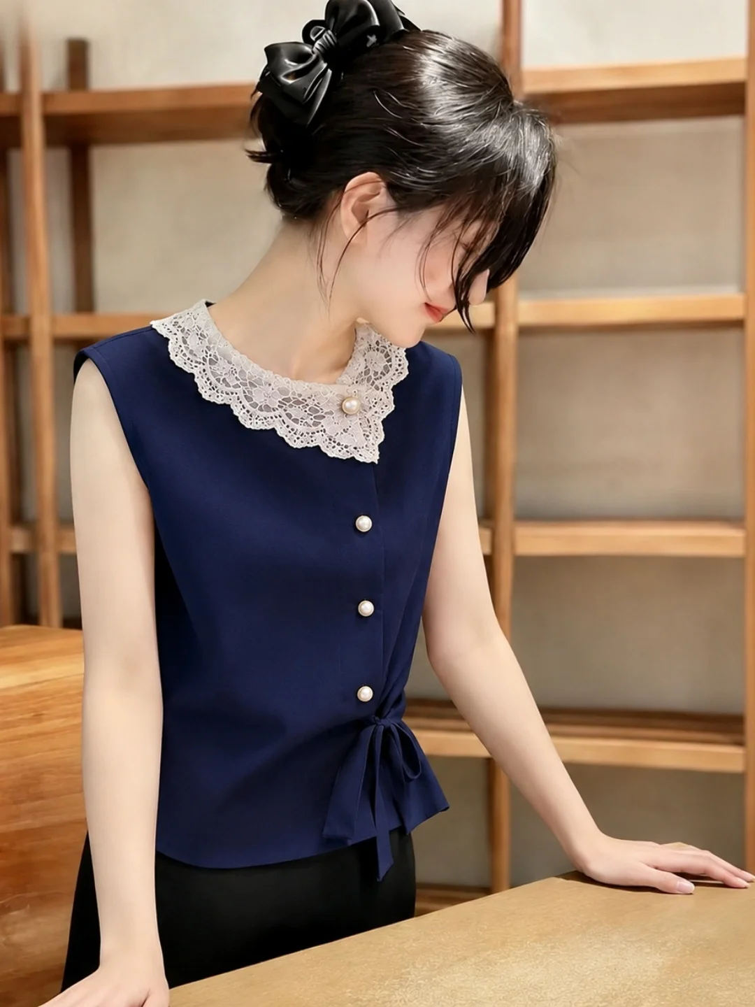 

Retro Lace Patchwork Turn-down Collar Sleeveless Vest Summer Pearl Button Design Sensation Small Shirt Vintage Style Straight...