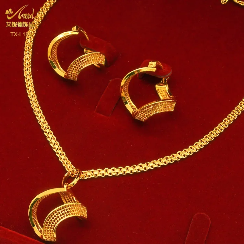 Set di gioielli in rame a due pezzi placcati in oro 24 carati India Dubai Jewelry orecchini con collana con geometria deformata in oro