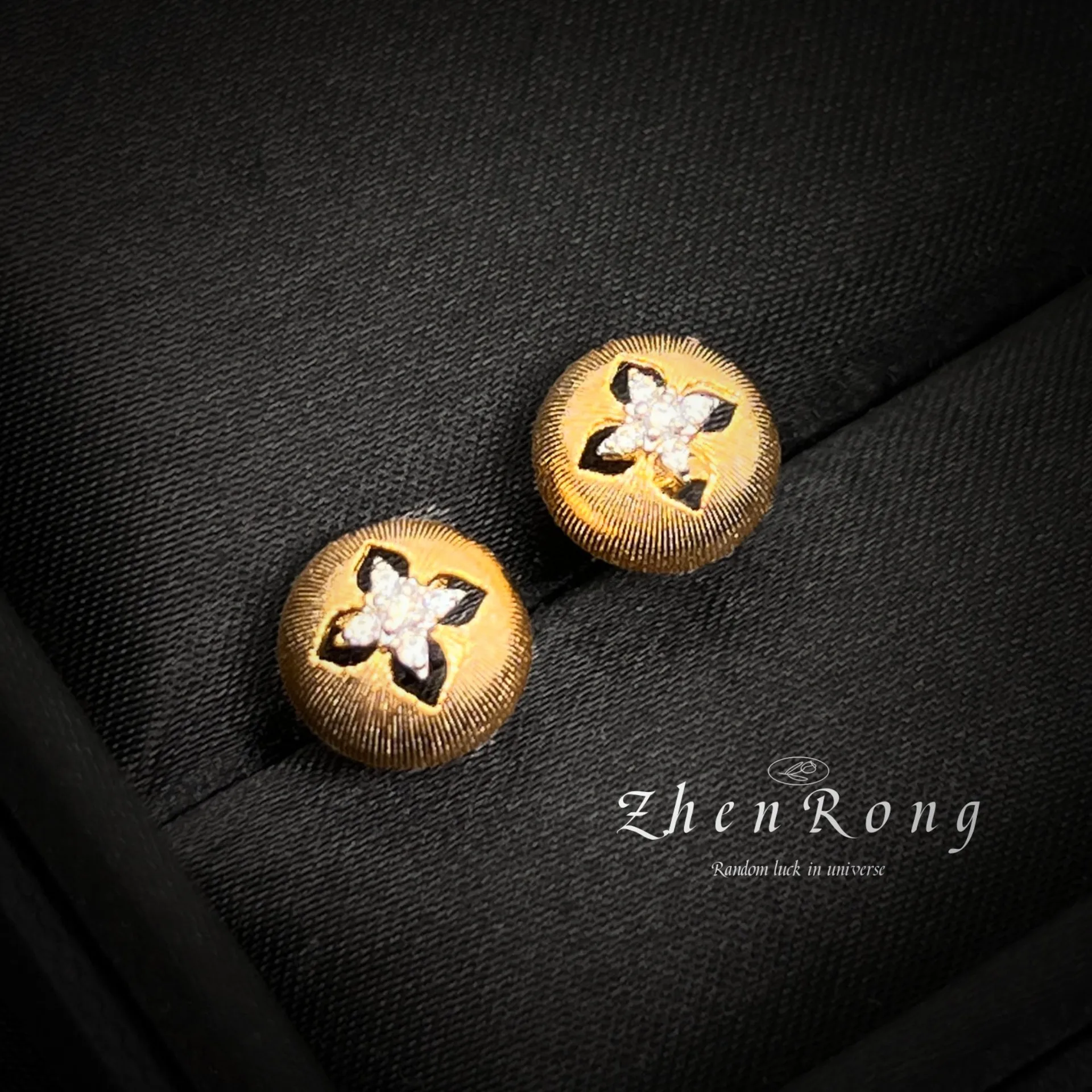Luxury 18K Gold Plated Clover Earrings for Women Vintage Hollow Design Micro CZ Ear Stud Exquisite Banquet Party Jewelry Gift