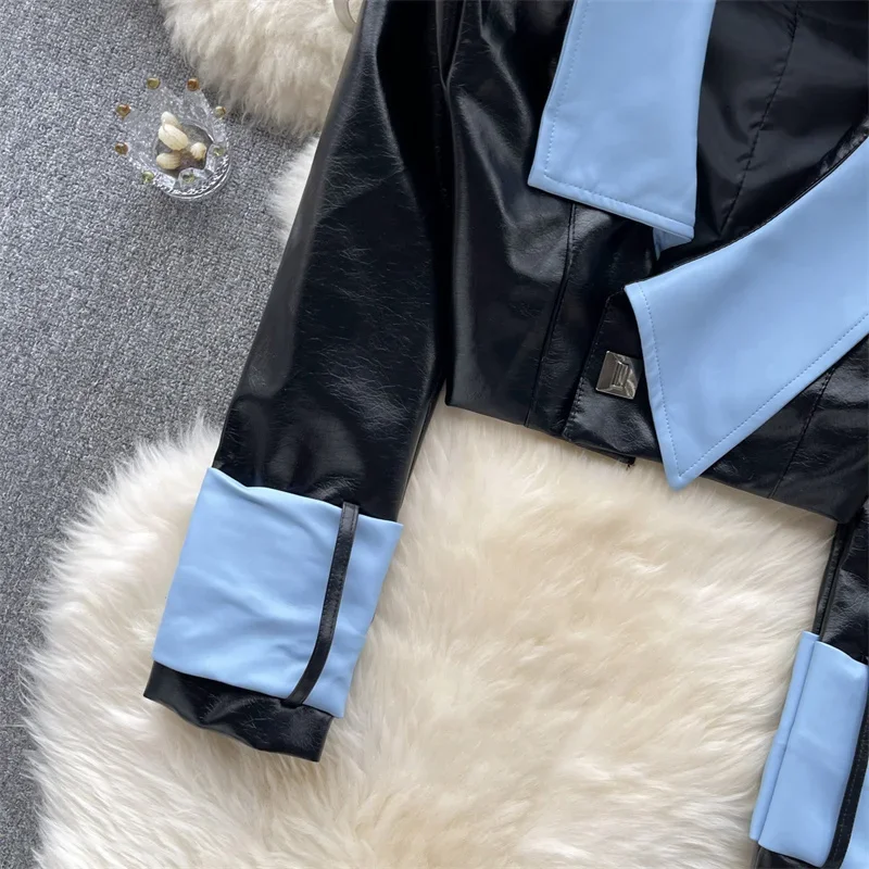 2025 primavera streetwear moda contraste cor irregular lapela falso jaqueta de couro do plutônio feminino fino curto motocicleta motociclista jaqueta