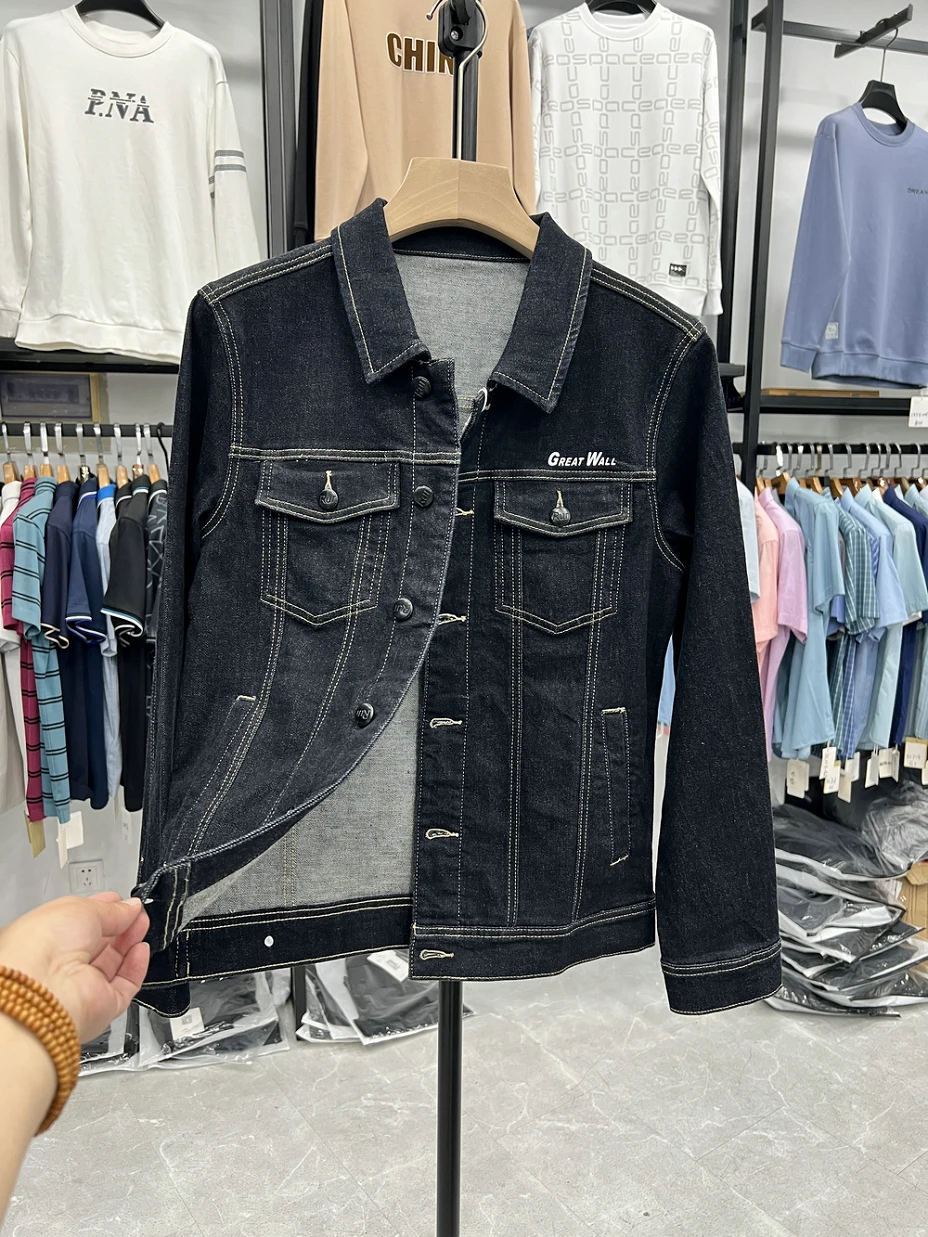 

Молодежная повседневная куртка из хлопково-полиэстеровой джинсовой ткани с вышитым буквенным принтом, воротником-стойкой, на молнии, для весны и осени