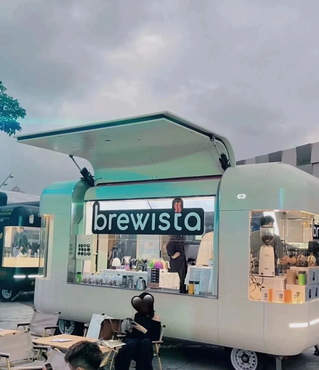 شاحنة طعام سوداء حديثة مع لوحة قائمة LED، مثالية لعلامات القهوة والآيس كريم والوجبات السريعة